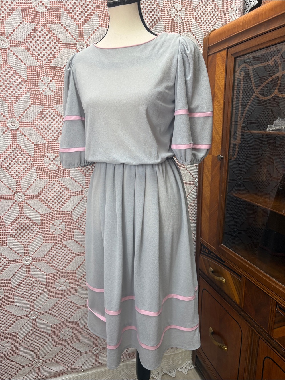 Vintage grey & pink midi dress with soft puff sleeves and pretty pink trim.